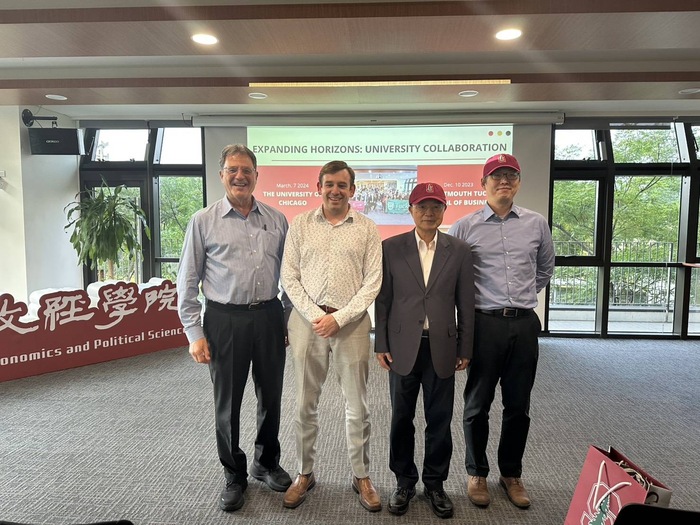 本中心與台北政經學院接待史丹佛大學參訪團並進行交流圖片